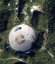 Veduta aerea del radiotelescopio di Arecibo, sito nell'omonima città portoricana