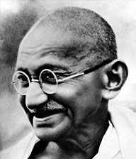 Il Filosofo indiano Mohandas Karamchand Gandhi, detto il Mahatma. Il sig. Ianneo asserisce che la formazione da lui scoperta su Marte sia una scultura raffigurante il volto del succitato personaggio storico.