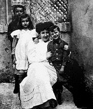 Gustavo Rol a cinque anni insieme alla madre, la sorella Tina e il fratello Carlo