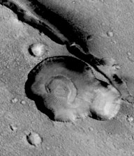 Immagine a contrasto elevato della faccia a 33°12’29.82″N, 12°55’51.21″W scoperta su Marte da Ianneo