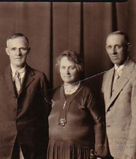 Lurancy Vennum (la seconda da destra) insieme alla sorella Florence e ai fratelli Schuyler e Frank (1930) 